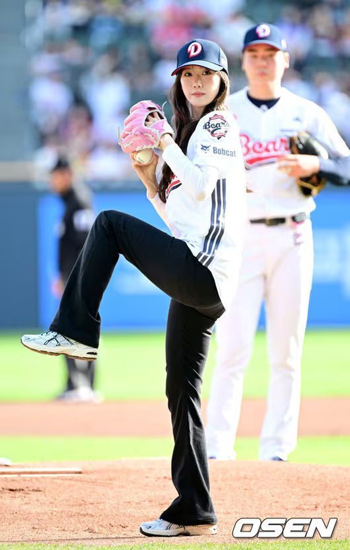 Saat berdiri di mound, YoonA terlihat fokus dan serius sebelum melempar bola. Aksinya pun berjalan lancar dan sukses menarik perhatian penonton yang hadir di stadion hari itu./Foto: MK Sports