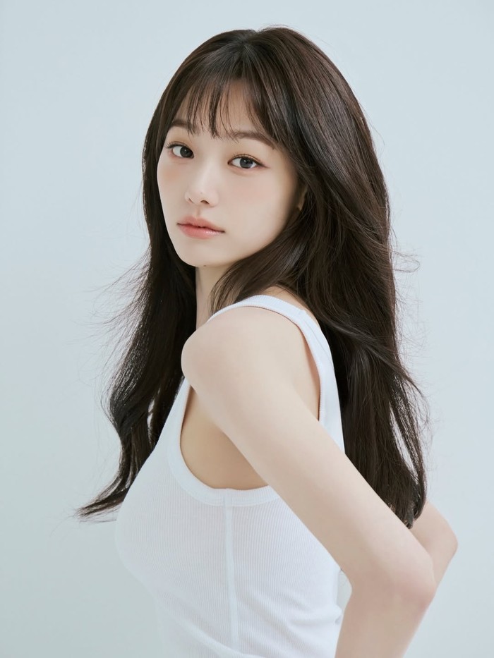 Sebelum kini aktif sebagai aktris, pemilik zodiak Sagitarius satu ini sempat berkarier sebagai idol K-Pop. Raih peringkat ke-9 di final episode &lsquo;Produce 101&rsquo;, ia pun berhasil mengamankan posisinya di final debut line-up. / Foto: instagram.com/_happiness_o