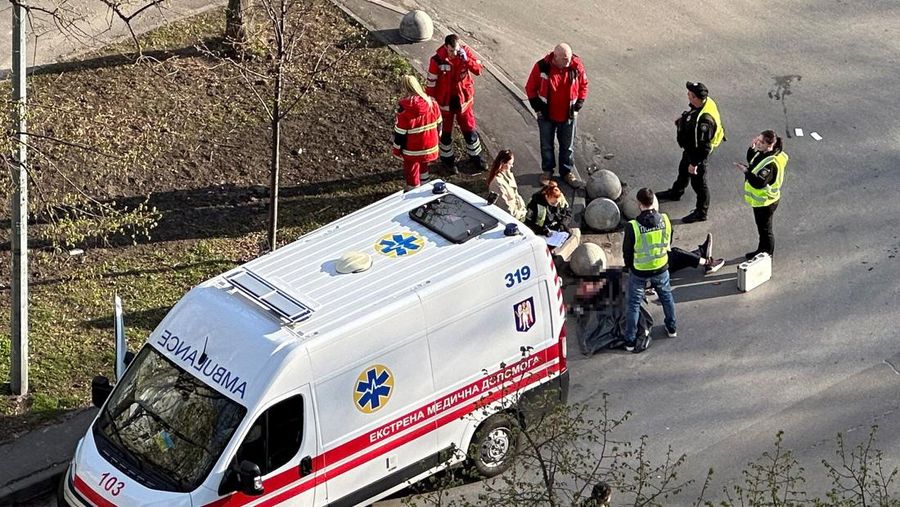 Sebuah kendaraan lapis baja di luar supermarket, tempat polisi Ukraina menembak meninggal seorang laki-laki nan melepaskan tembakan di sebuah distrik kota dan membentengi dirinya di dalam supermarket pada hari Sabtu, kata Menteri Dalam Negeri Ukraina Ihor Klymenko, di Kyiv, Ukraina, 18 April 2026. (REUTERS/Valentyn Ogirenko)