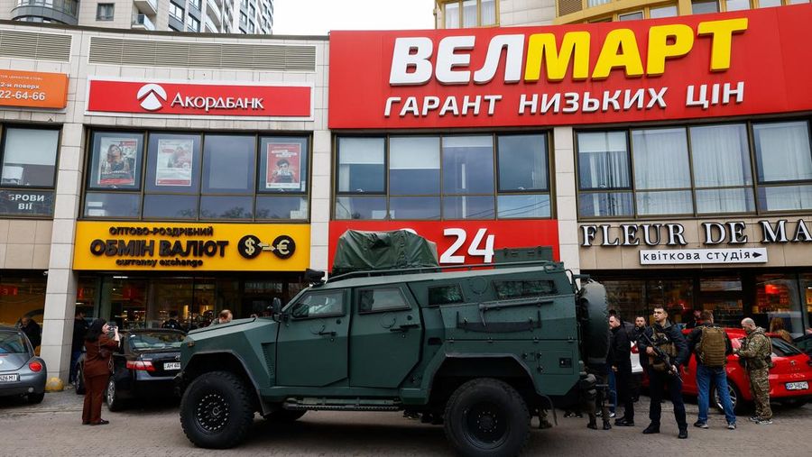 Sebuah kendaraan lapis baja di luar supermarket, tempat polisi Ukraina menembak meninggal seorang laki-laki nan melepaskan tembakan di sebuah distrik kota dan membentengi dirinya di dalam supermarket pada hari Sabtu, kata Menteri Dalam Negeri Ukraina Ihor Klymenko, di Kyiv, Ukraina, 18 April 2026. (REUTERS/Valentyn Ogirenko)