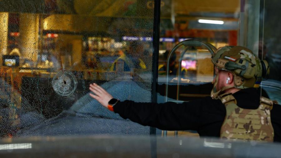 Sebuah kendaraan lapis baja di luar supermarket, tempat polisi Ukraina menembak meninggal seorang laki-laki nan melepaskan tembakan di sebuah distrik kota dan membentengi dirinya di dalam supermarket pada hari Sabtu, kata Menteri Dalam Negeri Ukraina Ihor Klymenko, di Kyiv, Ukraina, 18 April 2026. (REUTERS/Valentyn Ogirenko)