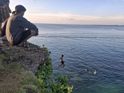 Cliff Jumping: Olahraga Menantang yang Lagi Tren di Kalangan Anak Muda Bali