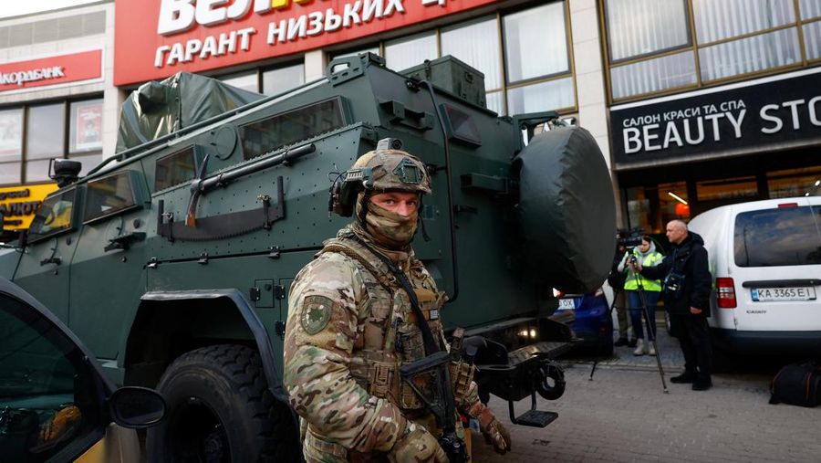 Sebuah kendaraan lapis baja di luar supermarket, tempat polisi Ukraina menembak meninggal seorang laki-laki nan melepaskan tembakan di sebuah distrik kota dan membentengi dirinya di dalam supermarket pada hari Sabtu, kata Menteri Dalam Negeri Ukraina Ihor Klymenko, di Kyiv, Ukraina, 18 April 2026. (REUTERS/Valentyn Ogirenko)