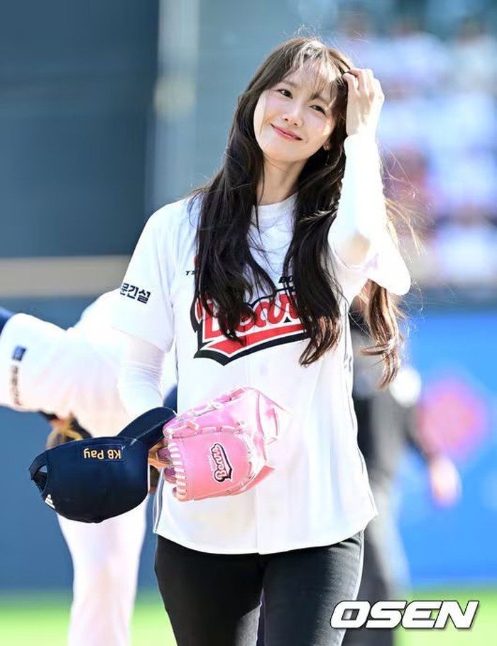 Setelah melakukan first pitch, YoonA langsung menunjukkan sisi cerianya. Ia melepas topi dan dengan semangat memberi dukungan untuk para pemain Doosan Bears yang sedang bertanding./Foto: OSEN