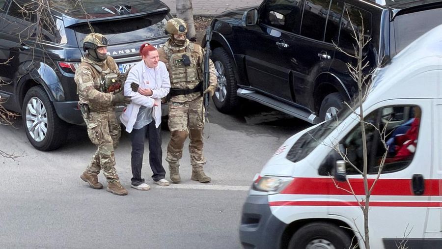 Sebuah kendaraan lapis baja di luar supermarket, tempat polisi Ukraina menembak meninggal seorang laki-laki nan melepaskan tembakan di sebuah distrik kota dan membentengi dirinya di dalam supermarket pada hari Sabtu, kata Menteri Dalam Negeri Ukraina Ihor Klymenko, di Kyiv, Ukraina, 18 April 2026. (REUTERS/Valentyn Ogirenko)