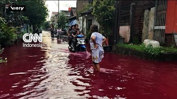 Viral Banjir Solo Berwarna Merah Akibat Limbah Pewarna Pakaian