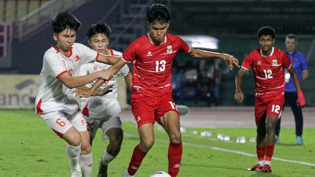 Sebanyak empat tim negara dipastikan lolos ke babak semifinal Piala AFF U-17 2026 usai Timnas Indonesia U-17 bermain imbang 0-0 dengan Vietnam, Minggu (19/4).