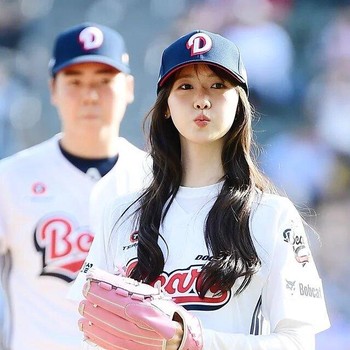 Intip 6 Pesona Yoona Girls Generation Saat Lempar First Pitch untuk Doosan Bears