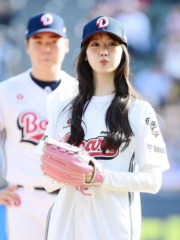 Intip 6 Pesona Yoona Girls Generation Saat Lempar First Pitch untuk Doosan Bears