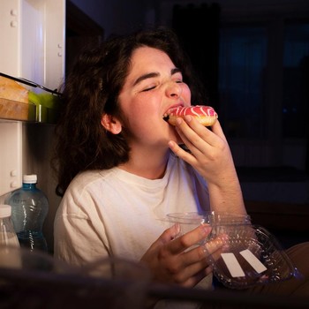 5 Cara Mengurangi Ngemil Malam supaya Badan Nggak 