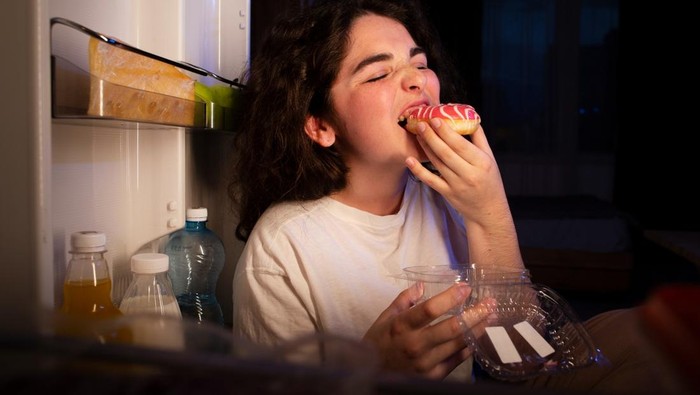 5 Cara Mengurangi Ngemil Malam supaya Badan Nggak 