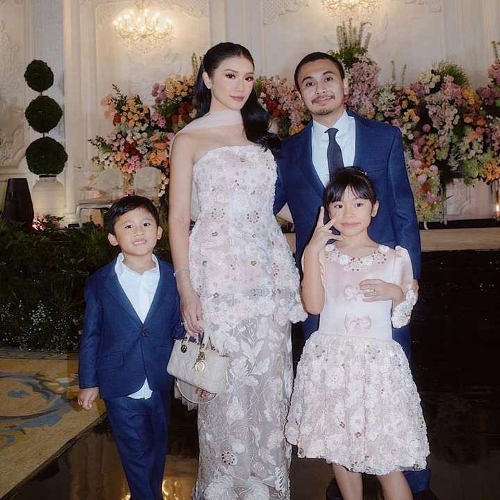 <p>Anissa Aziza resmi menikah dengan Raditya Dika pada tahun 2018, Bunda. Dari pernikahan tersebut, keduanya kini telah dikaruniai dua orang anak. Anak pertama mereka yang berjenis kelamin perempuan pun diberi nama Alinea Ava Nasution. (Foto: Instagram @anissaaziza)</p>