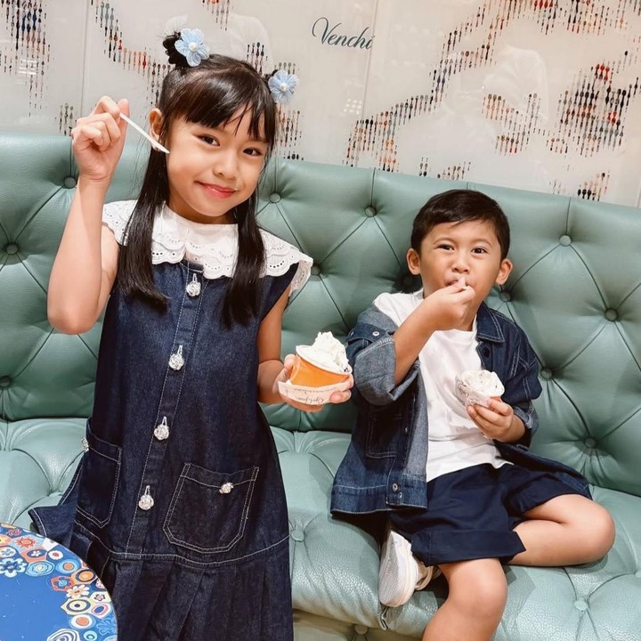 <p>Gadis kecil yang akrab disapa Alea ini lahir pada 6 Mei 2019. Tahun ini, Alea pun akan genap berusia tujuh tahun. Sebagai seorang Bunda, Anissa juga kerap membagikan potret keseharian sang putri yang selalu tampil kece. (Foto: Instagram @anissaaziza)</p>