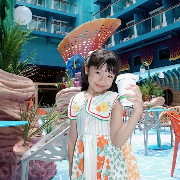 <p>Melihat dari beberapa unggahan di Instagram, gaya <em>Outfit of The Day</em> (OOTD) Alea memang kerap mencuri perhatian netizen. Pada foto ini, Alea tampil manis mengenakan <em>dress</em> bermotif bunga yang cantik. Melihat potret tersebut, banyak netizen yang memberikan pujian kepada Alea. "Alea cantik banget sumpah," kata<em> @rah****.</em> "Cantiknya Alea," ungkap <em>@red****</em>. "Alea kemasan <em>sachet</em>-nya Anisa banget," tambah <em>@rel****.</em> (Foto: Instagram @anissaaziza)</p>