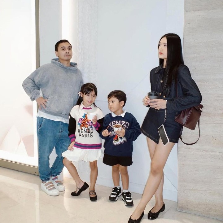 <p>Pada kesempatan lainnya, Alea terlihat mengenakan pakaian yang serupa dengan sang adik, Aksara Asa Nasution. Alea tampil mengenakan atasan <em>sweater</em> yang dipadukan dengan rok saat berpose bareng keluarga. (Foto: Instagram @anissaaziza)</p>