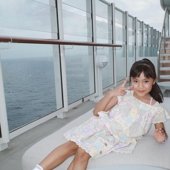 <p>Putri sulung Anissa Aziza ini tampaknya selalu tampil <em>fashionable</em>, Bunda. Pada momen <em>hangout</em> bersama sang Bunda, Alea terlihat mengenakan <em>one set</em> bermotif bunga dengan warna yang <em>soft</em>. Penampilannya pun tampak semakin manis saat dipadukan dengan <em>flat shoes</em> dan kaos kaki panjang. "<em>Hangout</em> terus sama mama ya nak," ungkap Anissa lewat Instagram-nya. (Foto: Instagram @anissaaziza)</p>