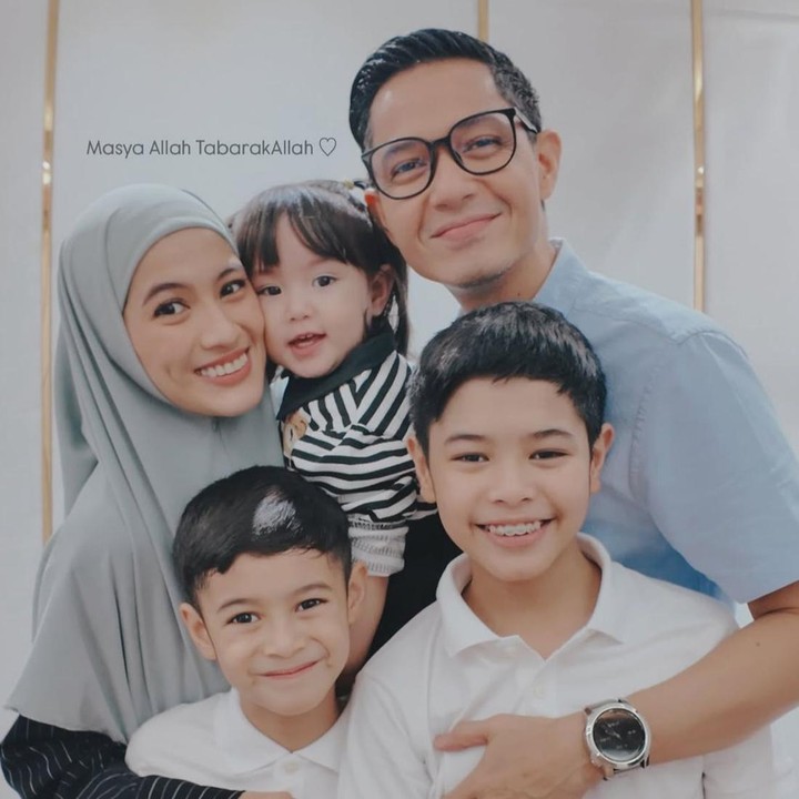 <p>Putri bungsunya, Aisyah Aulia Putri Harlino, kini telah menginjak usia satu tahun. Setiap kali membagikan momen bersama keluarga, Aulia selalu berhasil mencuri perhatian karena wajahnya yang begitu menggemaskan. "Mereka, yang kusebut rumah. Semoga Allah senantiasa selalu jaga," tulis Alyssa lewat Instagram. (Foto: Instagram @ichasoebandono / @dude2harlino)</p>