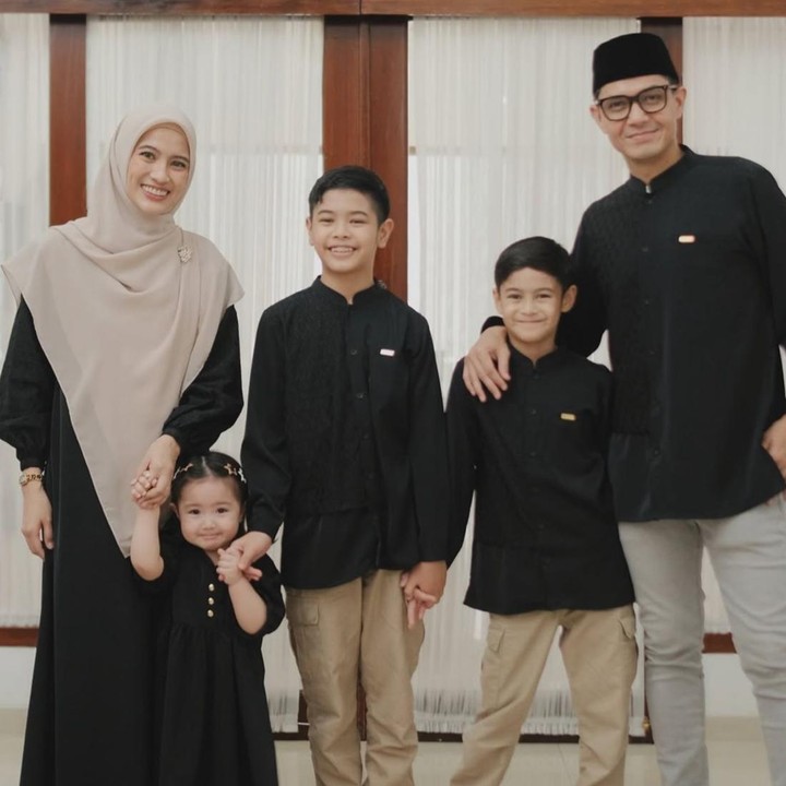 <p>Artis Alyssa Soebandono kini telah dikaruniai tiga orang anak dari pernikahannya dengan Dude Harlino. Ketiganya diberi nama Muhammad Dirgantara Ariendra Harlino, Malik Mahendra Harlino, dan Aisyah Aulia Putri Harlino. (Foto: Instagram @ichasoebandono / @dude2harlino)</p>