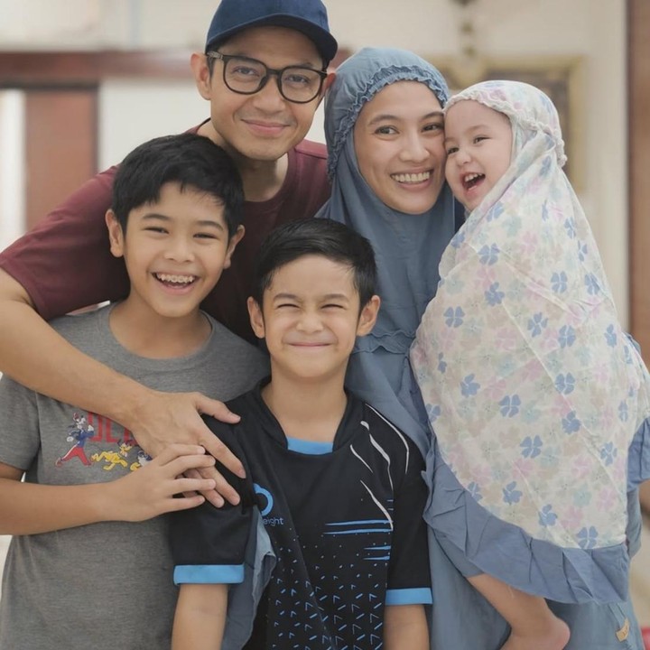 <p>Enggak cuma ekspresinya saja yang bikin gemas, Aulia juga selalu tampil ceria di setiap kesempatan. Pada foto ini, Si Kecil terlihat begitu cantik mengenakan mukena bermotif bunga sambil tersenyum lebar. (Foto: Instagram @ichasoebandono / @dude2harlino)</p>