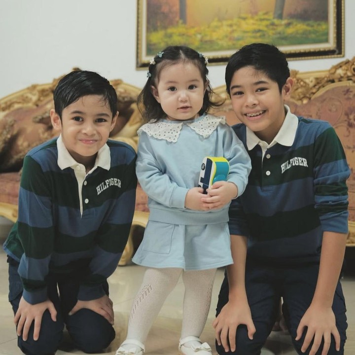 <p>Sebagai satu-satunya anak perempuan, Aulia begitu disayang oleh kedua kakak laki-lakinya, yaitu Rendra dan Malik. Dalam momen ini, Aulia terlihat berpose di tengah kedua kakaknya sambil menunjukkan senyum tipis yang manis. (Foto: Instagram @ichasoebandono / @dude2harlino)</p>