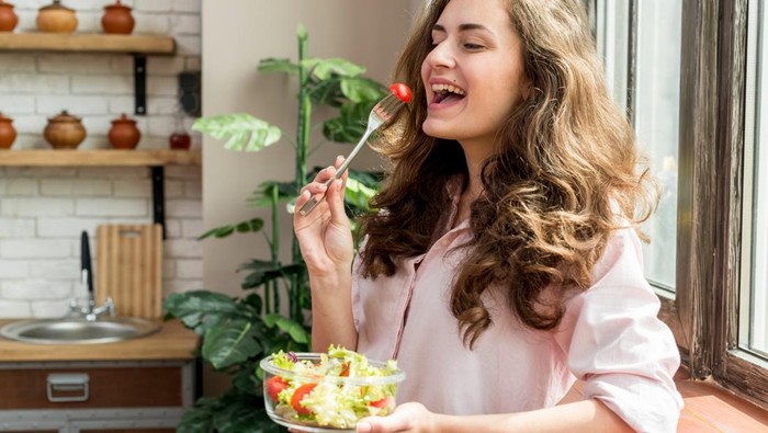 5 Topping Salad Tinggi Protein untuk Diet yang Bikin Kenyang Lebih Lama