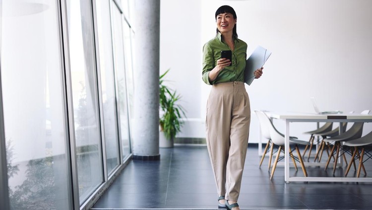 6 Ciri Kepribadian Orang yang Cenderung Berjalan Cepat&comma; Bukan Tergesa-gesa