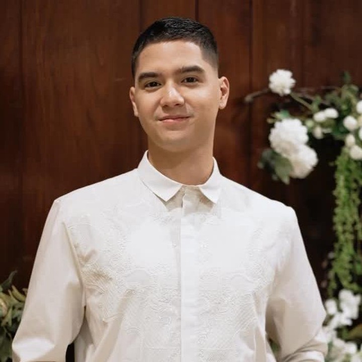 <p>Al Ghazali mengenang kembali masa kecil lewat sebuah unggahan foto-foto lawas di akun Instagram pribadinya, baru-baru ini. Ia pun melengkapi <em>postingan</em> tersebut dengan pesan haru yang menyentuh, Bunda. (Foto: Instagram @alghazali7)</p>