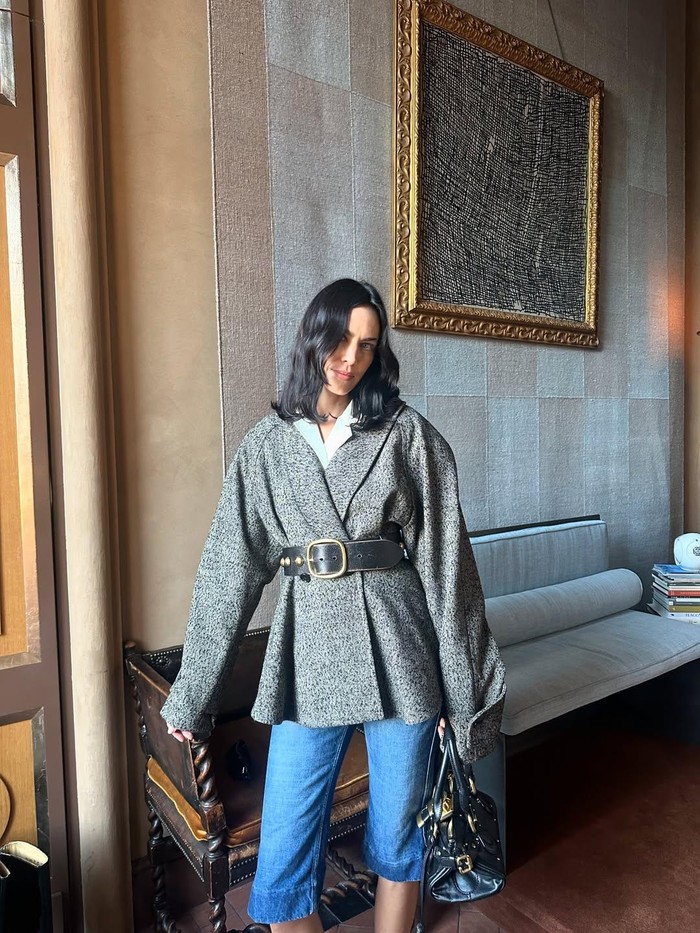 Alexa Chung memadukan jorts dengan statement belt yang mengikat atasan