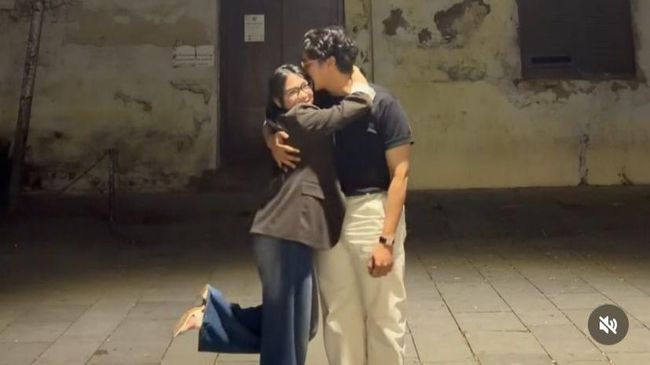 Go Public, 7 Potret Mesra Ardhito Pramono dan Davina Karamoy Peluk-Cium di Kota Tua