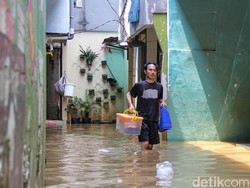 80 RT di Jakarta Masih Banjir Siang Ini, Ketinggian Air Capai 1 Meter