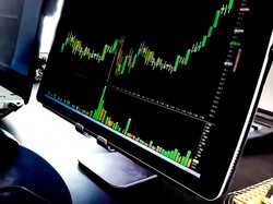 FAST Masih Tekor Meski Pendapatan Stabil, ADRO Bagi Dividen Rp 262 per Saham