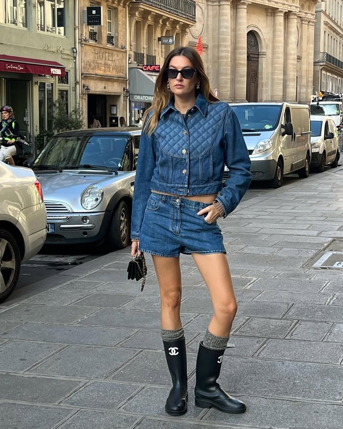 Camille Charriere menampilkan gaya denim-on-denim yang kaya detail