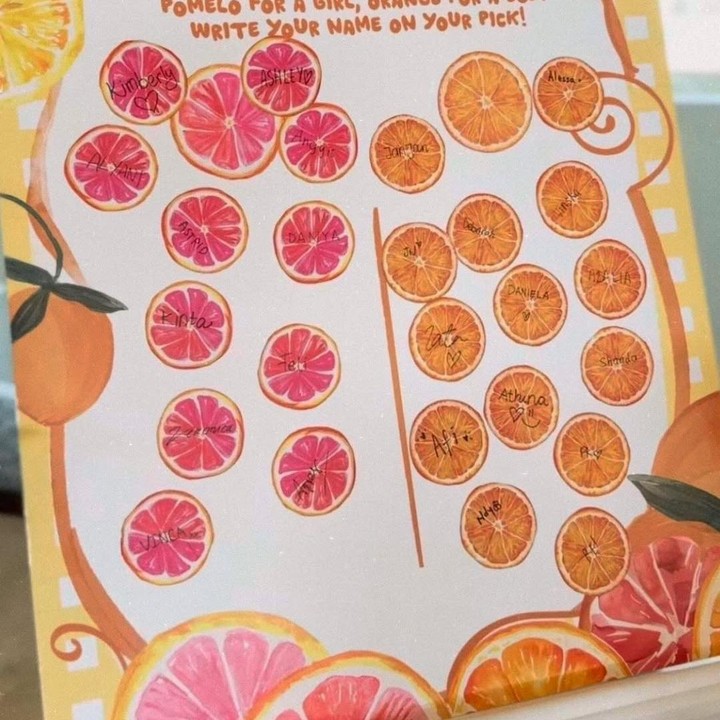 <p>Dalam rangkaian acara <em>baby shower</em> ini, Chelsea juga menyiapkan papan khusus untuk diisi oleh para tamu. Mereka yang datang mesti menebak jenis kelamin anak pertama Chelsea dengan menyematkan gambar buah pilihan di papan. Buah <em>pamelo</em> atau jeruk bali dapat berarti bayi perempuan, sedangkan jeruk <em>orange</em> untuk menebak bayi laki-laki. (Foto: Instagram @chelseaislan)</p>