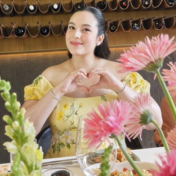 <p>Chelsea mem-<em>posting</em> keseruan acara <em>baby shower</em> ini di Instagram Stories. Dalam acara baby shower, Chelsea tampil cantik memamerkan <em>pregnancy glowing</em> saat mengenakan gaun kuning dengan motif bunga-bunga. Tak hanya Chelsea, beberapa tamu yang hadir juga mengenakan pakaian dengan motif bunga-bunga. (Foto: Instagram @chelseaislan)</p>