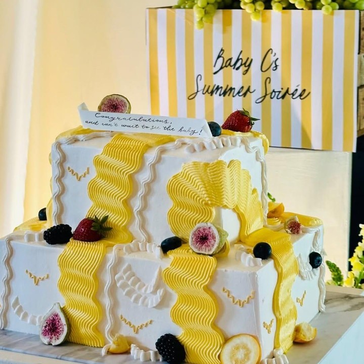 <p>Acara <em>baby shower</em> Chelsea Islan ini mengangkat tema <em>summer soiree</em> atau pesta musim panas. Dekorasi yang digunakan kebanyakan berwarna kuning dengan hiasan bunga dan buah-buahan khas musim panas. Di acara ini, Chelsea juga menyiampkan kue dengan <em>topping</em> buah-buahan yang unik. (Foto: Instagram @chelseaislan)</p>