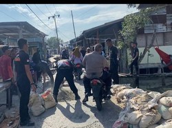 Panipahan Berbenah, Polisi dan Warga Kompak Perbaiki Jalan dan Bersih-bersih