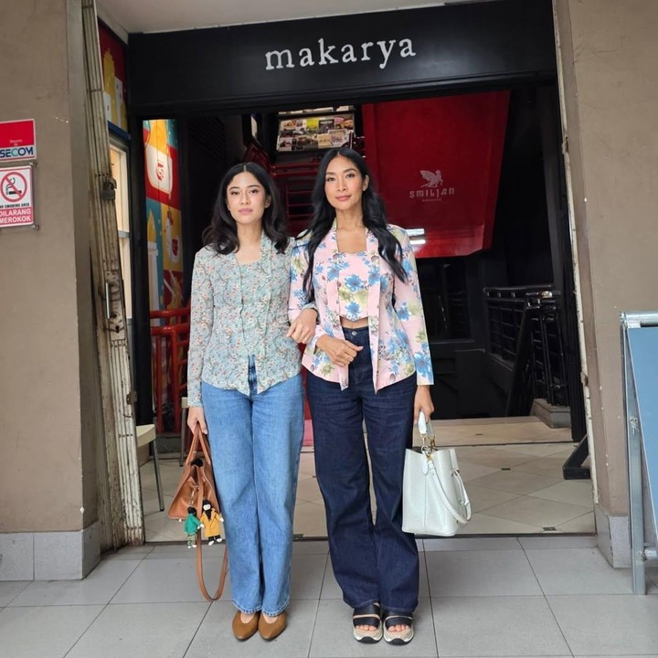 <p>Dian tampaknya memang suka padu padan kebaya dengan celana jeans, Bunda. Saat jalan-jalan dengan sahabatnya, Happy Salma beberapa waktu lalu, Dian juga mengenakan kebaya model kutu baru dengan celana jeans biru. <em>Fashion</em>-nya ini mirip dengan <em>style</em> yang dikenakan Happy Salma. (Foto: Instagram @therealdisastr)</p>