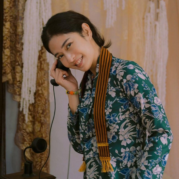 <p>Ketika mengunjungi Yogyakarta pada awal tahun ini, Dian sempat membagikan potretnya saat mengenakan kebaya Jawa. Dian terlihat begitu cantik memakai kebaya motif warna hijau yang dipadukan dengan syal jarik klasik Jawa. (Foto: Instagram @therealdisastr)</p>