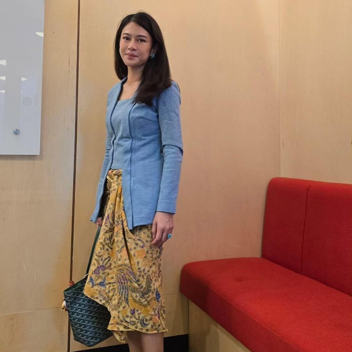 <p>Tak hanya kebaya bermotif, Dian pernah membagikan potretnya saat mengenakan kebaya polos berwarna denim biru muda. Dian menyeimbangkan <em>style</em>-nya dengan mengenakan celana bawahan kain jarik bernuansa cokelat kekuningan dan sepatu kets. "Kebaya Denim, kenapa tidak?" tulisnya dalam unggahan ini. (Foto: Instagram @therealdisastr)</p>