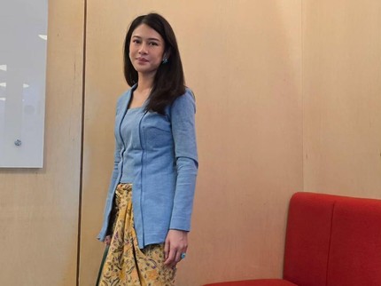 5 Gaya Dian Sastrowardoyo Pakai Kebaya saat Hangout hingga Jadi Dosen