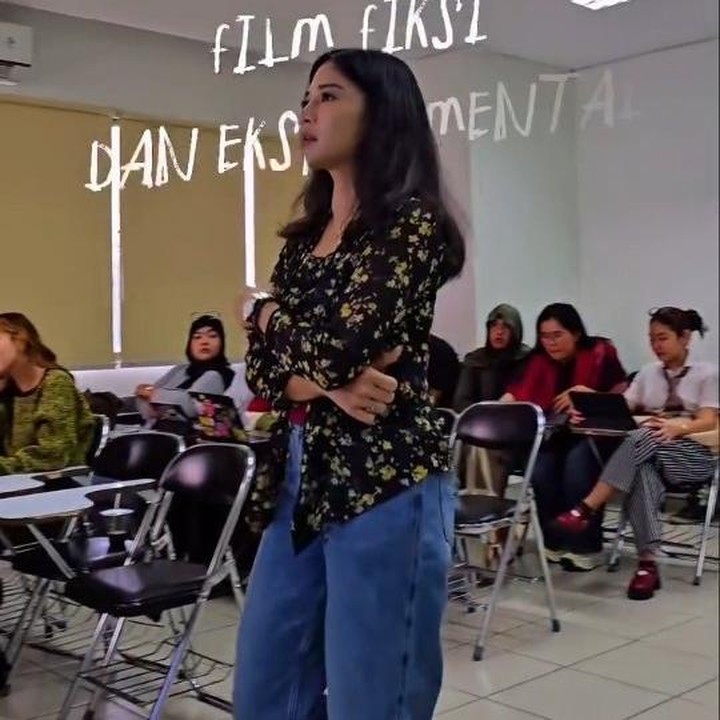 <p>Saat mengajar sebagai dosen, Dian juga pernah memakai kebaya model kutu baru berwarna hitam dengan motif bunga kuning. Dian memadukan kebaya semi modern ini dengan celana jeans biru. Penampilan Dian ini memberikan kesan santai, tetapi tetap terlihat formal. (Foto: Instagram @therealdisastr)</p>