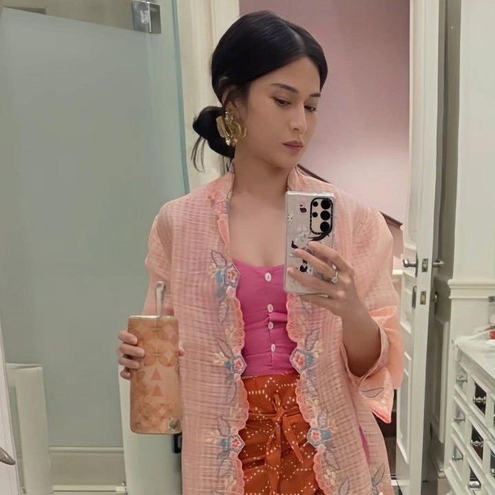 <p>Dian Sastrowardoyo dikenal sebagai salah satu figur publik yang suka melestarikan kebudayaan Indonesia. Salah satu cara Dian untuk memperkenalkan budaya adalah mengenakan baju kebaya dalam kesehariannya. Dalam berbagai kesempatan, Bunda dua anak ini kerap menggunakan kebaya yang kini telah disulap menjadi <em>fashion</em> semi modern. (Foto: Instagram @therealdisastr)</p>