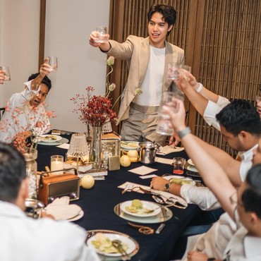 Jelang Menikah, 7 Momen Intimate El Rumi Gelar Bachelor Night Bareng Groomsmen