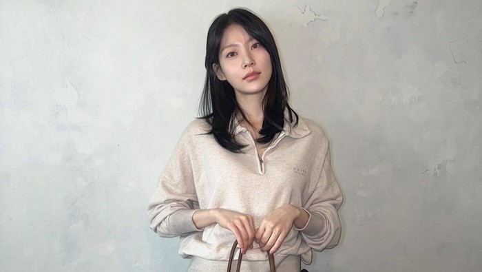 Get The Look: Tampil Beda Pakai Sweater ala Gong Seung Yeon