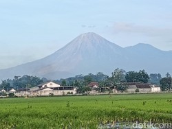 Gunung Semeru Luncurkan 6 Guguran Lava Pijar hingga 2 Km