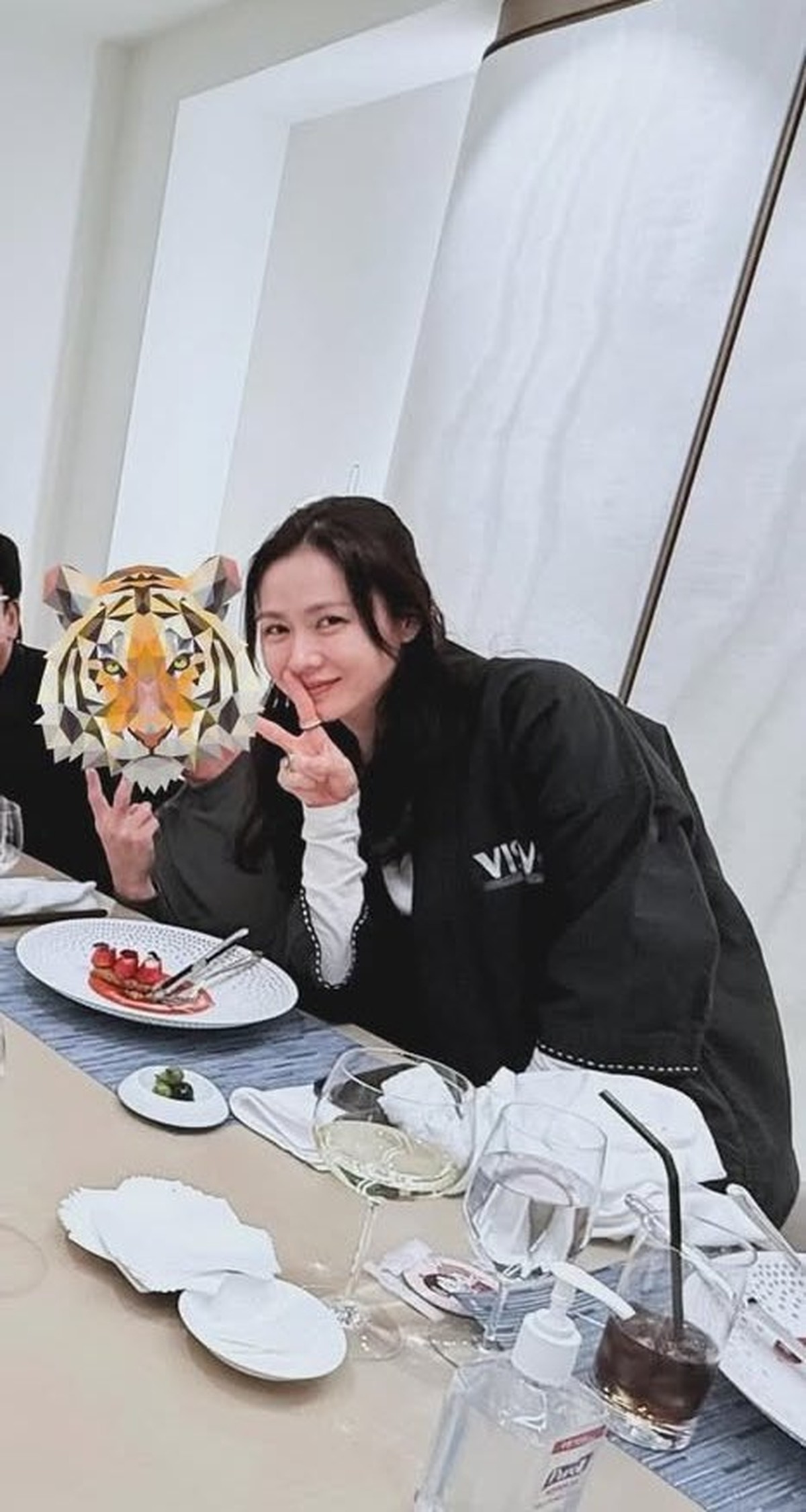 Son Ye Jin viral kerap menutupi wajah suaminya&comma; Hyun Bin&comma; dengan stiker&period;