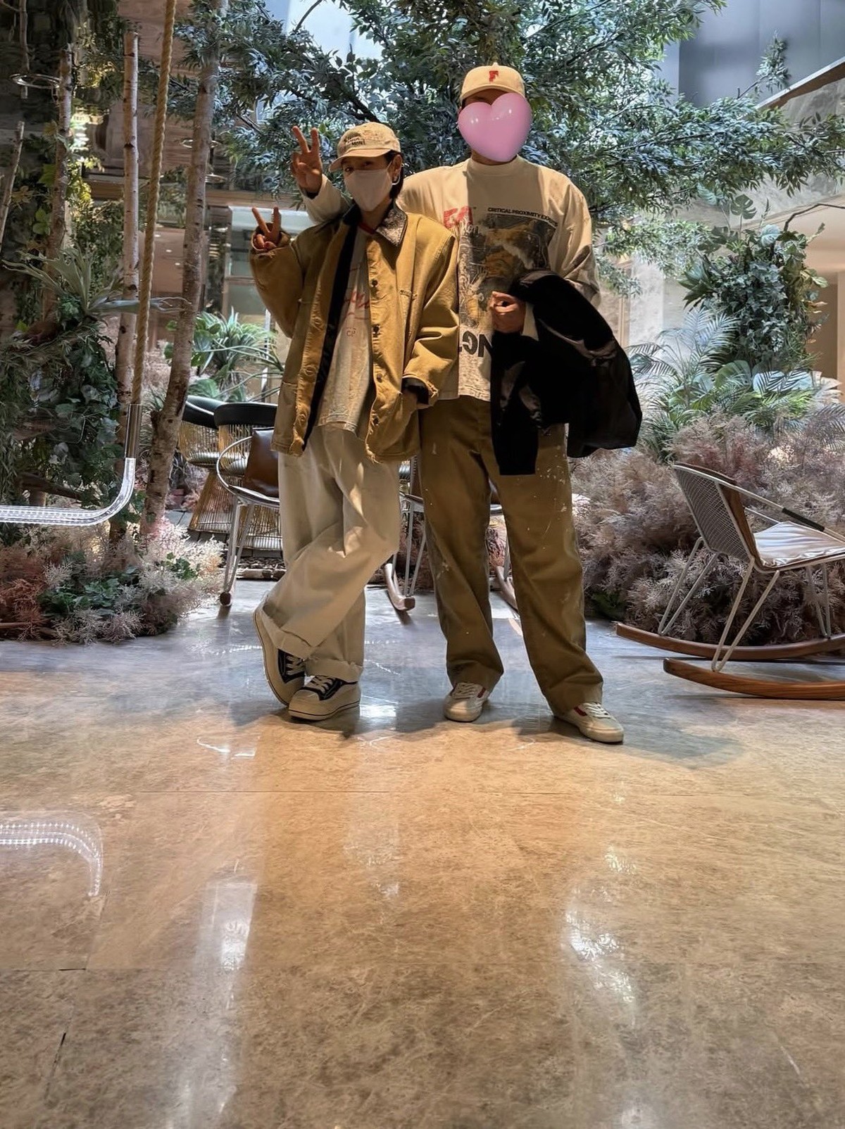 Son Ye Jin viral kerap menutupi wajah suaminya&comma; Hyun Bin&comma; dengan stiker&period;