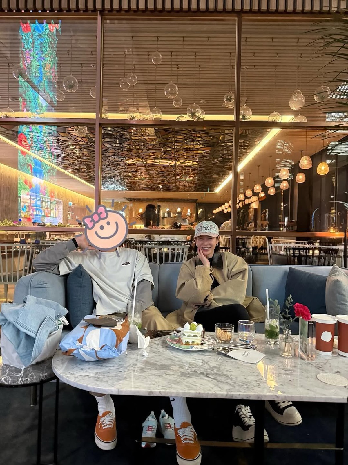 Son Ye Jin viral kerap menutupi wajah suaminya&comma; Hyun Bin&comma; dengan stiker&period;