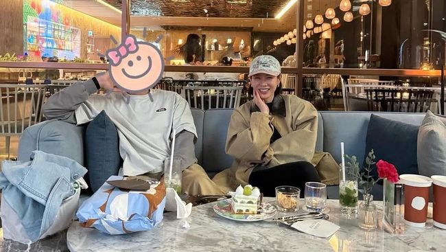 7 Gaya Gemas Son Ye Jin Pamer Kebersamaan dengan Hyun Bin, Wajah Suami Ditutupi Stiker