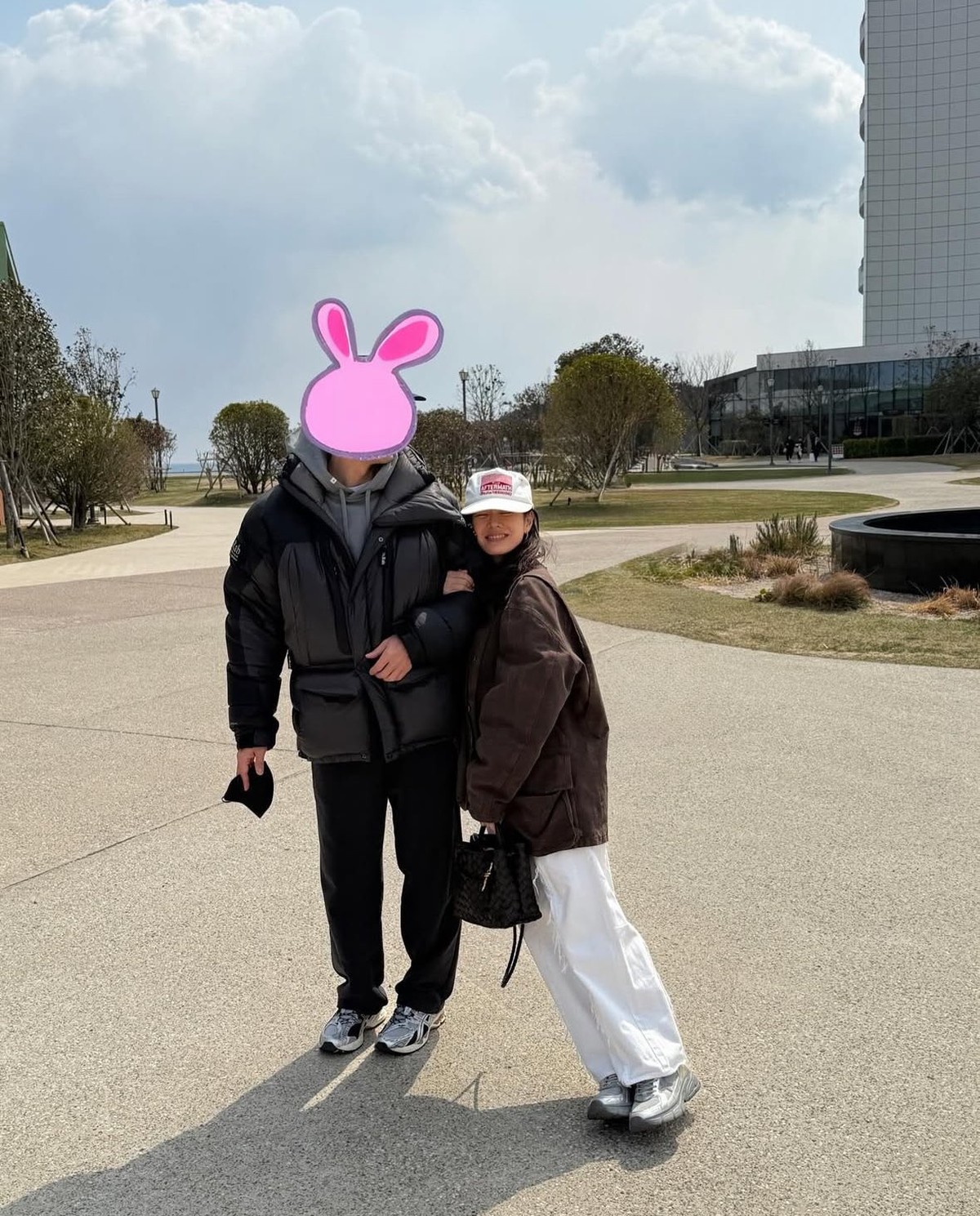 Son Ye Jin viral kerap menutupi wajah suaminya&comma; Hyun Bin&comma; dengan stiker&period;